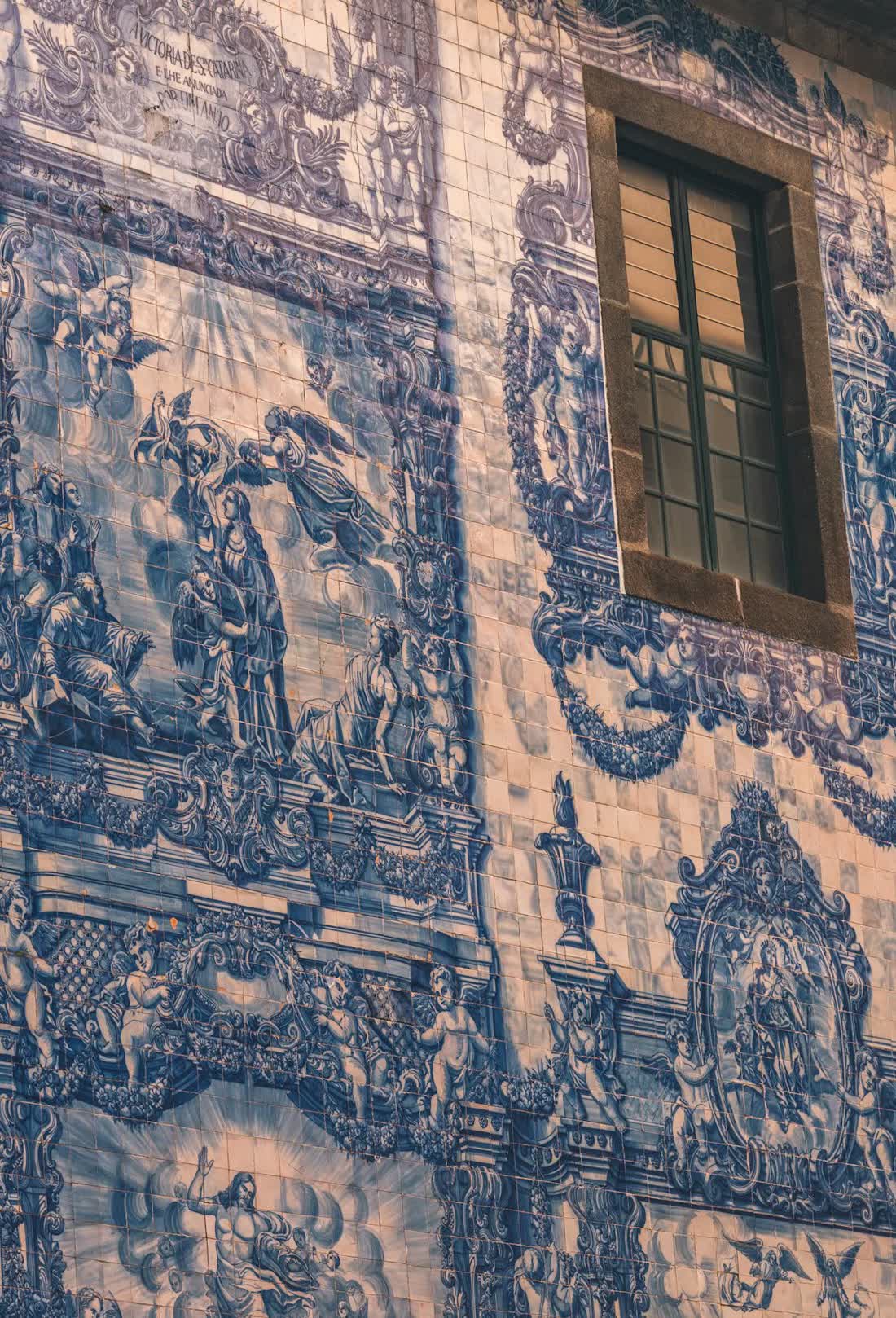 Lisbona, Portogallo: guida city break tra Alfama, Belém e tram 28 5 Azulejos blu e bianchi, dettaglio tipico dell’architettura portoghese a Lisbona.