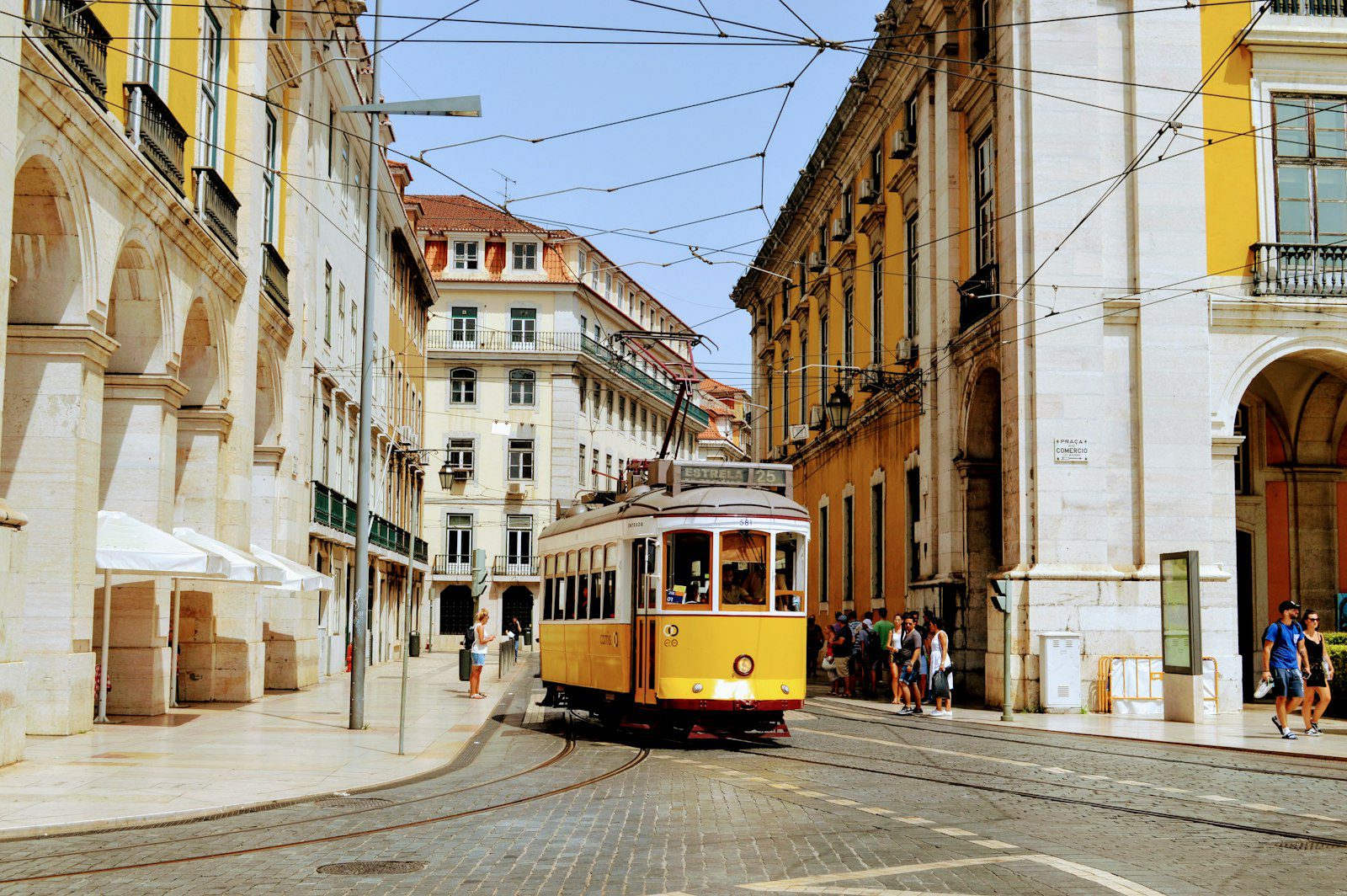 Porto, Portogallo: guida city break tra Ribeira, Douro e cantine di Gaia 1 Ribeira di Porto sul Douro, case colorate e lungofiume storico per un city break autentico.