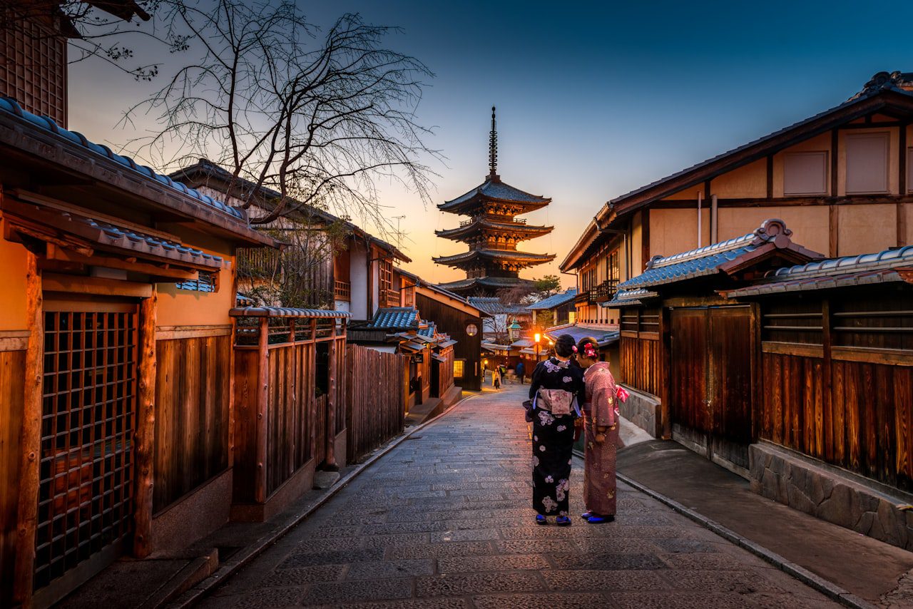 Kyoto, Giappone: guida autentica tra templi, quartieri e itinerario di 3 giorni 1 I torii vermigli di Fushimi Inari-taisha, uno dei santuari più iconici di Kyoto.
