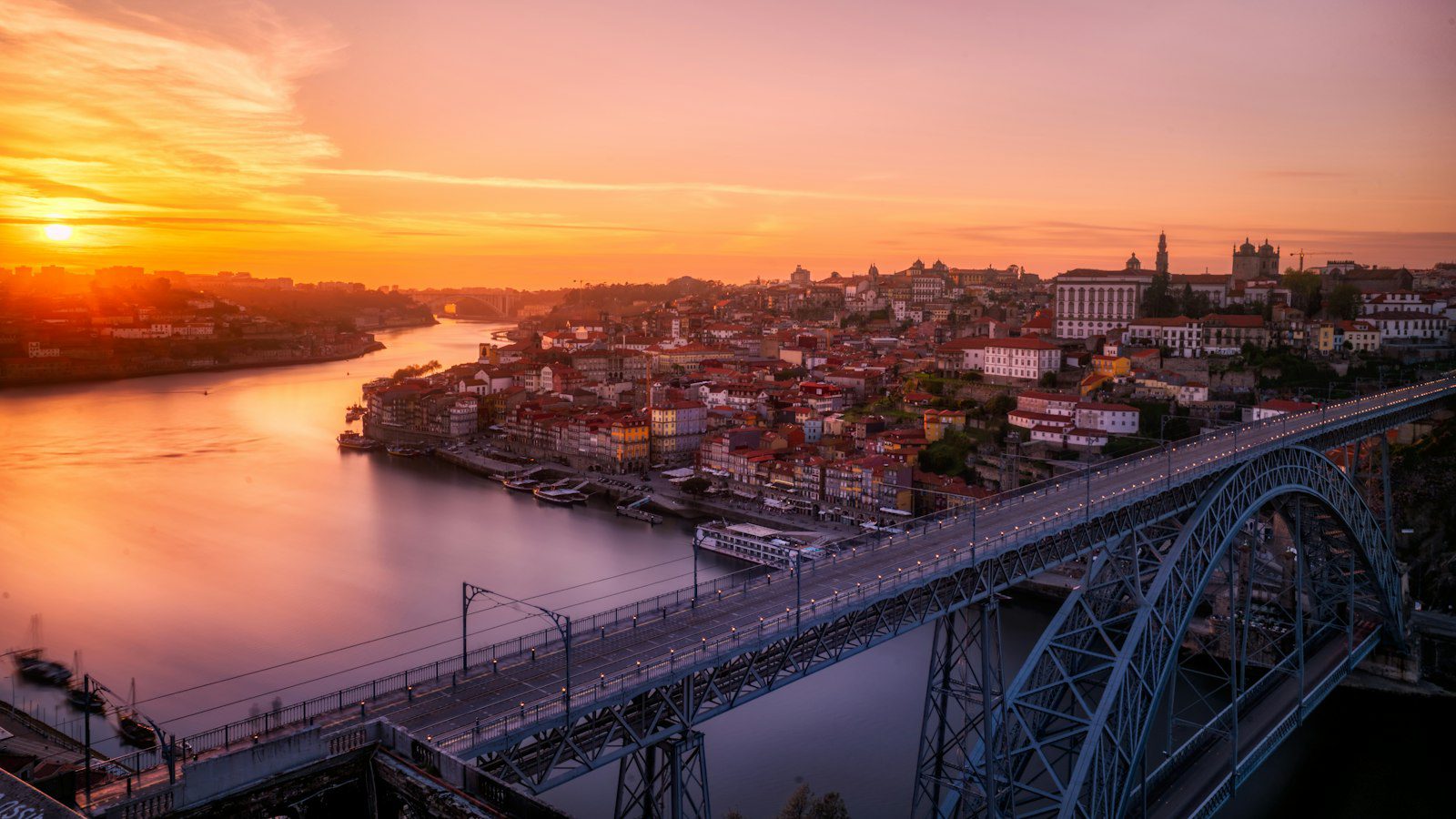 Porto, Portogallo: guida city break tra Ribeira, Douro e cantine di Gaia 3 Interno di libreria storica a Porto, esperienza culturale iconica del city break.