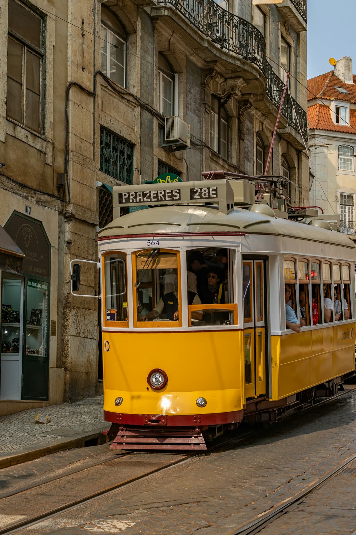 Lisbona, Portogallo: guida city break tra Alfama, Belém e tram 28 1 Il tram giallo di Lisbona, icona del city break tra i quartieri storici.