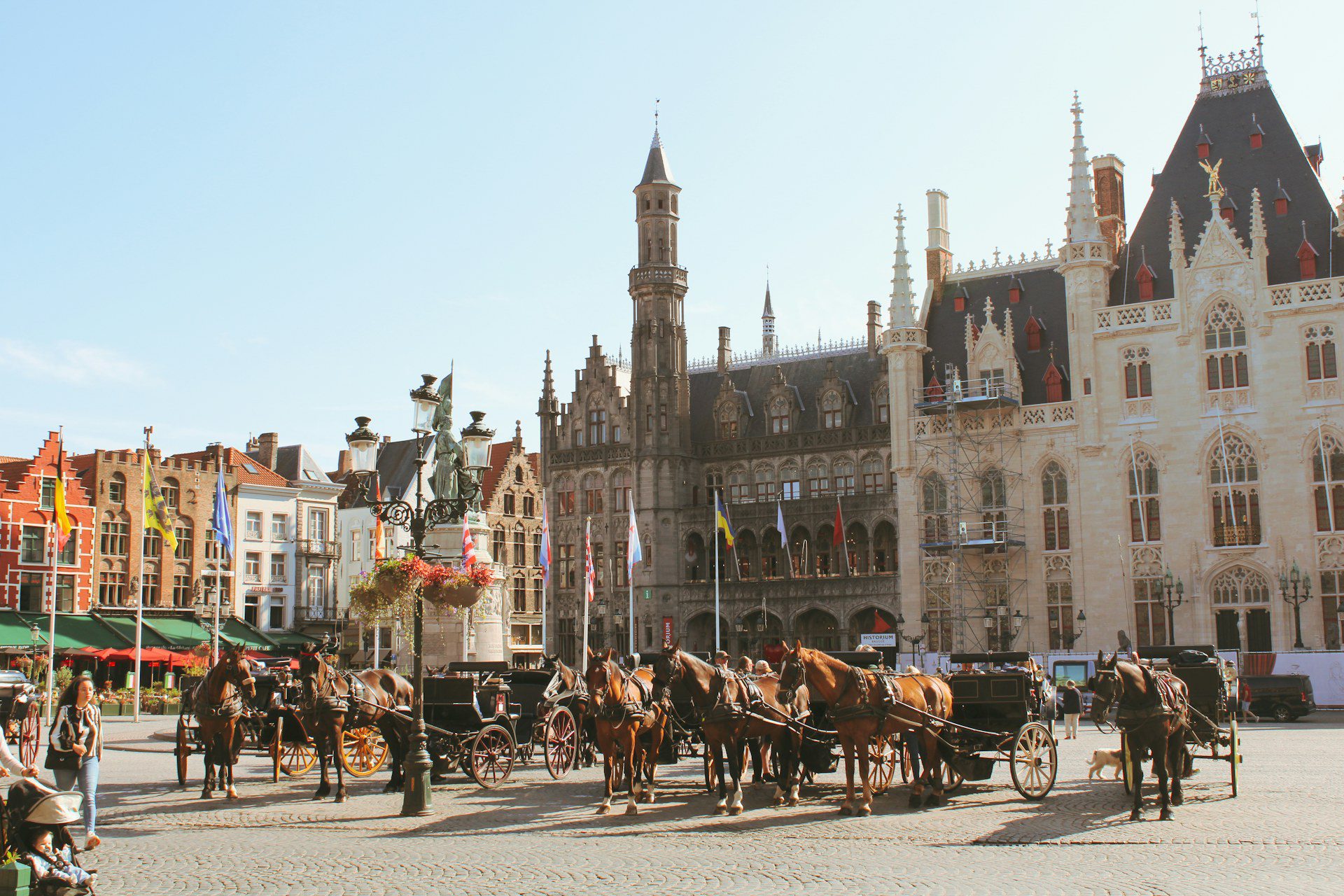 Bruges, Belgio: guida city break tra Markt, canali e Begijnhof 1 Il Markt di Bruges con il Provinciaal Hof neogotico, le case dei mercanti e le carrozze a cavallo in attesa