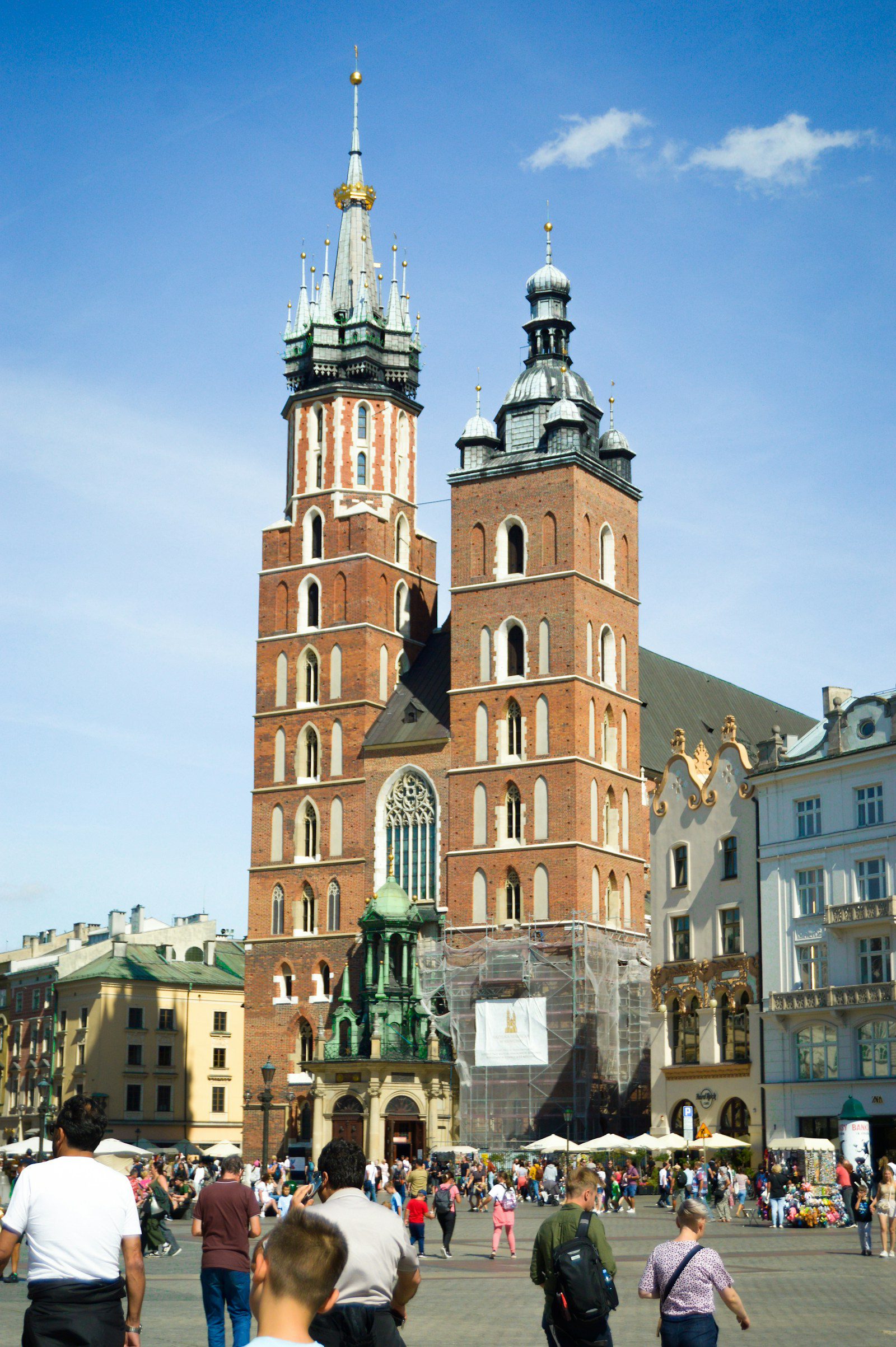Cracovia, Polonia: guida city break tra Rynek, Wawel e Kazimierz 2 Basilica di Santa Maria a Cracovia con le due torri gotiche sul Rynek Główny