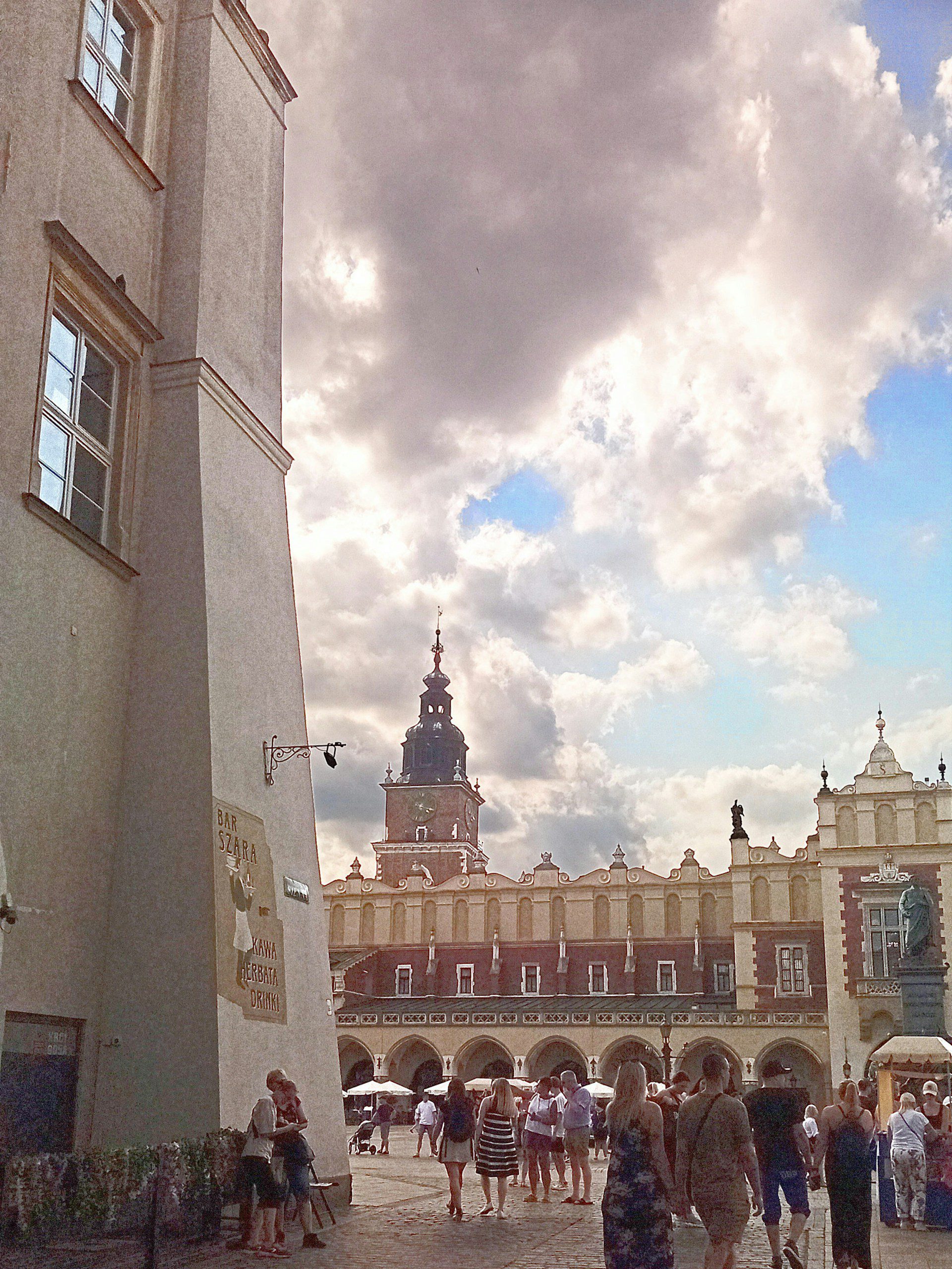 Cracovia, Polonia: guida city break tra Rynek, Wawel e Kazimierz 1 Rynek Główny di Cracovia con il Sukiennice, la Torre del Municipio e il monumento a Adam Mickiewicz