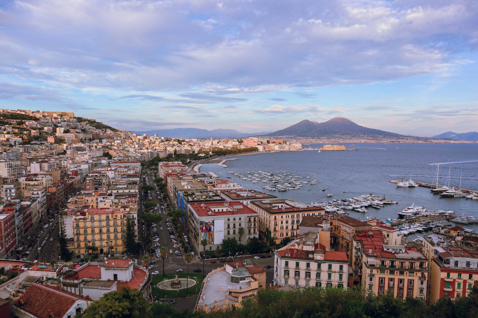 Napoli e la Coppa America 2027: guida viaggio tra Golfo, Bagnoli e city break 1 Golfo di Napoli con il Vesuvio e Castel dell’Ovo visti da Posillipo, scenario della America’s Cup 2027.