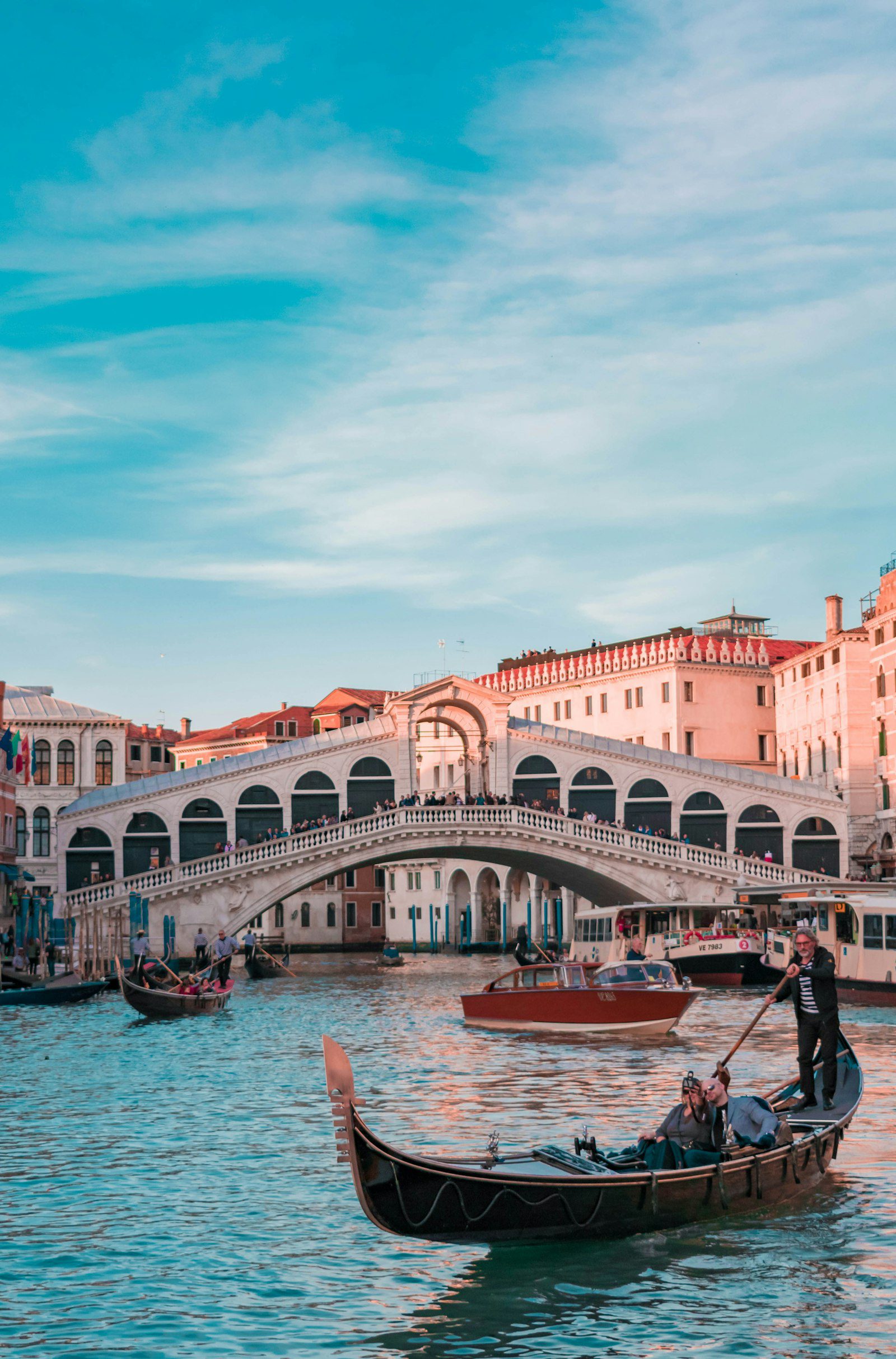 Napoli e la Coppa America 2027: guida viaggio tra Golfo, Bagnoli e city break 1 Golfo di Napoli con il Vesuvio sullo sfondo, scenario della Louis Vuitton America’s Cup 2027.