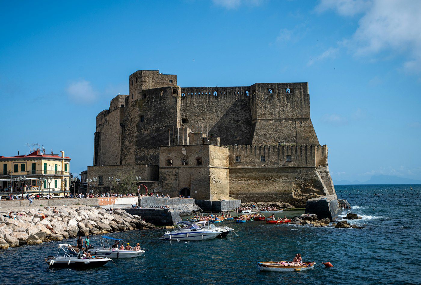 Napoli e la Coppa America 2027: guida viaggio tra Golfo, Bagnoli e city break 3 Castel dell’Ovo sul mare a Napoli, cornice tipica delle regate nel Golfo.