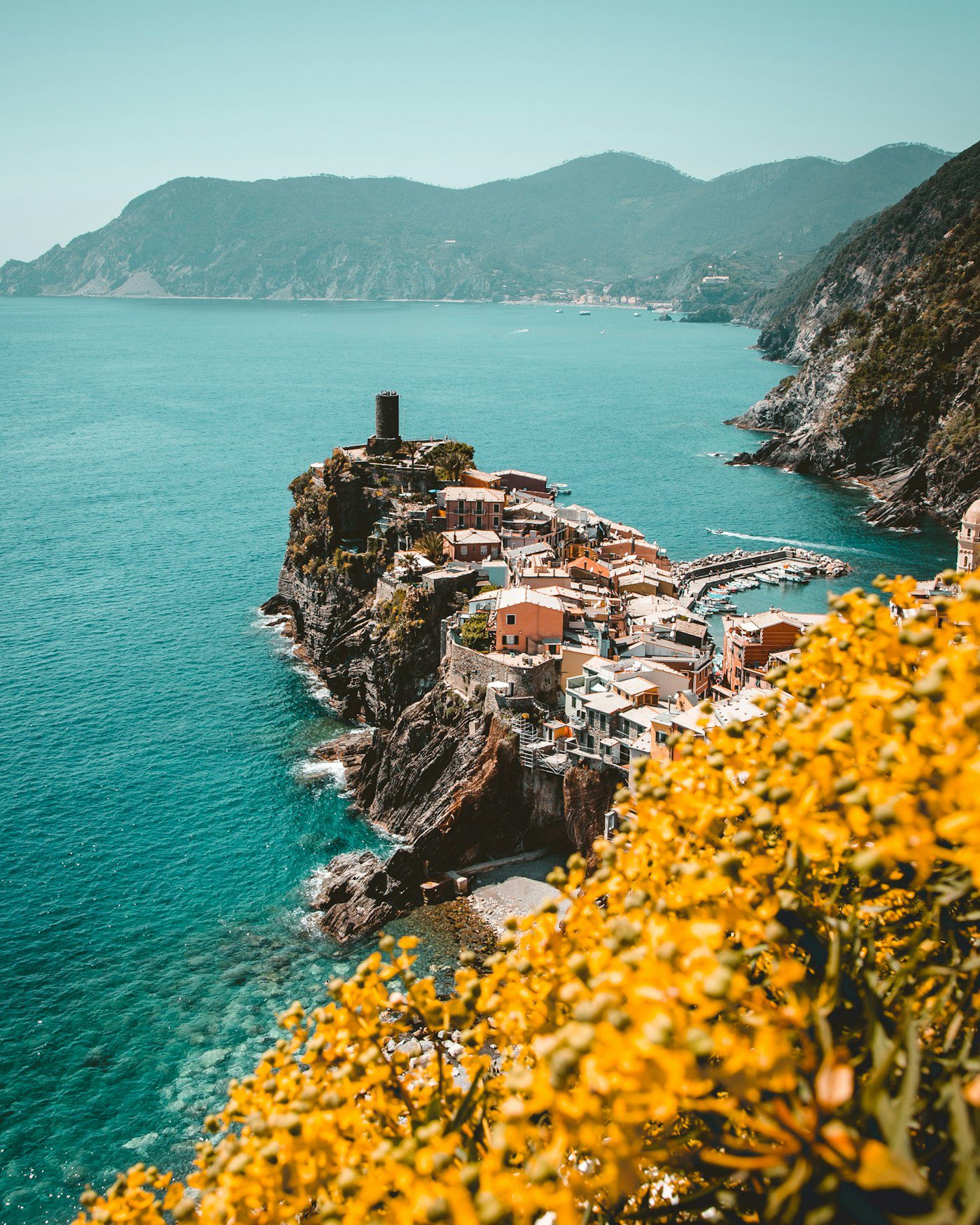Napoli e la Coppa America 2027: guida viaggio tra Golfo, Bagnoli e city break 3 Castello sul mare e costa napoletana, cornice tipica delle regate tra Castel dell’Ovo e Posillipo.