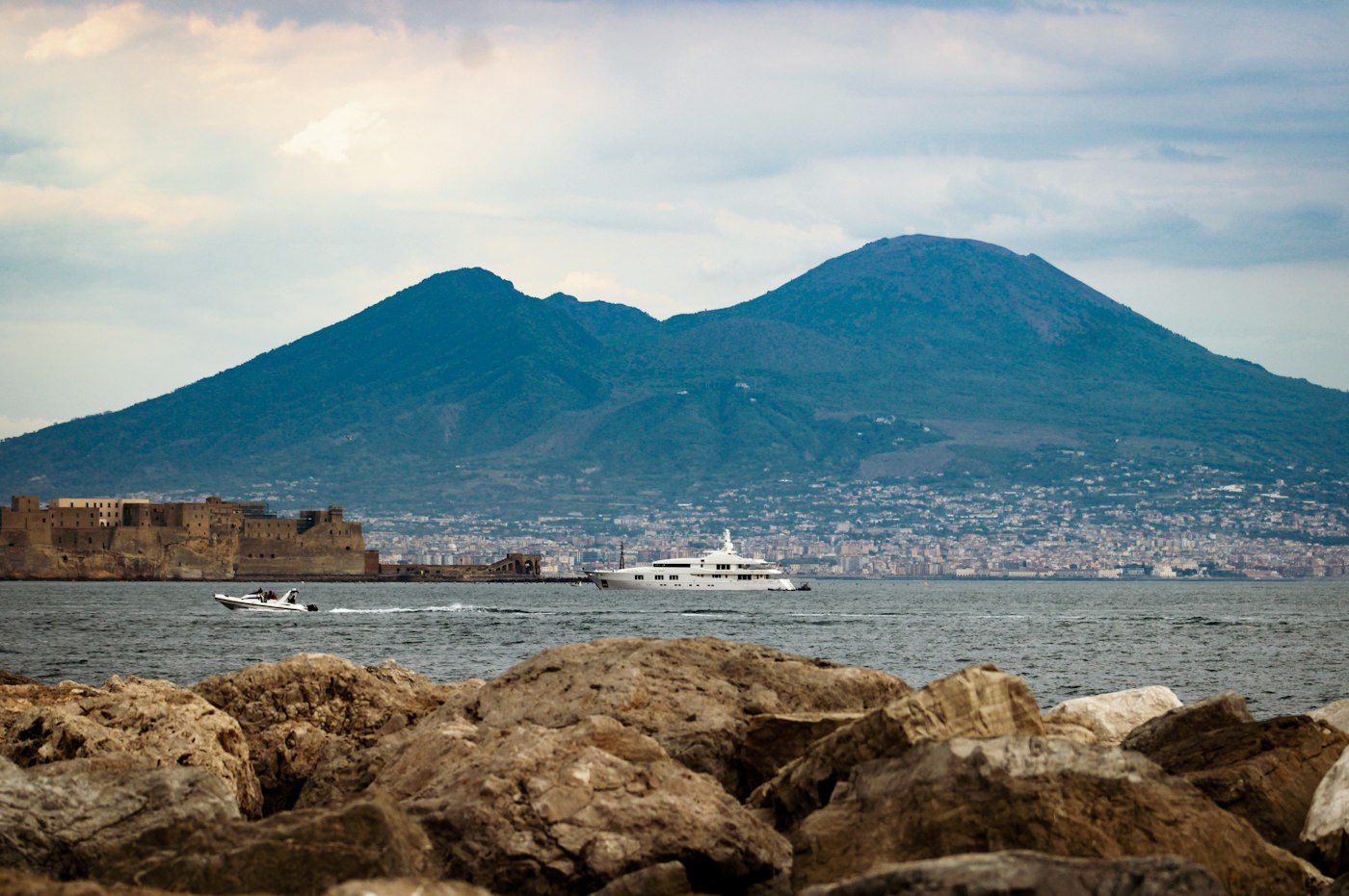 Napoli e la Coppa America 2027: guida viaggio tra Golfo, Bagnoli e city break 4 Lungomare di Napoli con Castel dell’Ovo, yacht e Vesuvio sullo sfondo.
