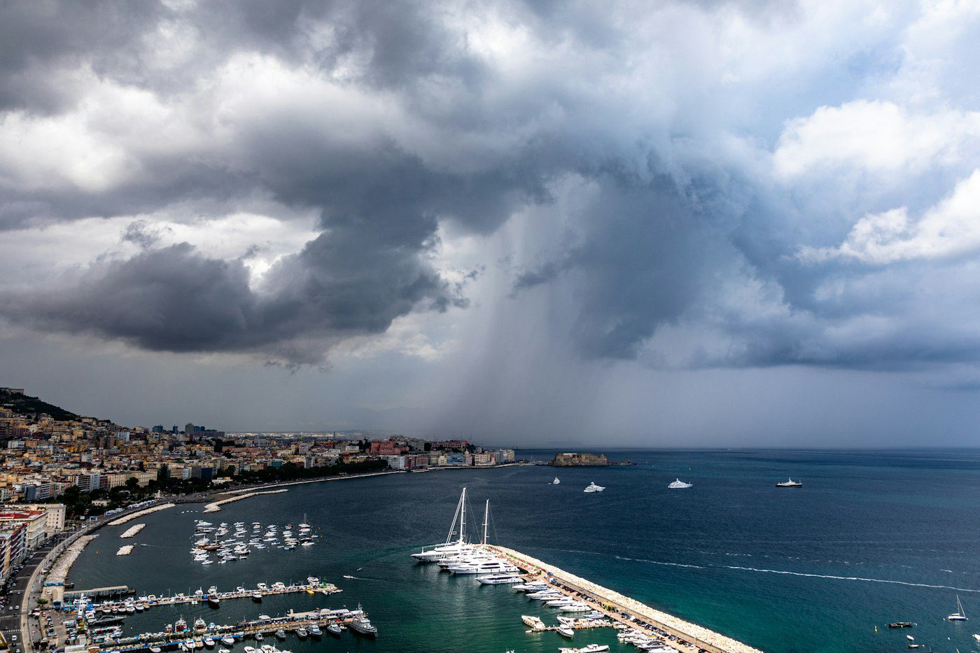 Napoli e la Coppa America 2027: guida viaggio tra Golfo, Bagnoli e city break 2 Yacht e barche nel Golfo di Napoli visti da Posillipo, atmosfera marittima da America’s Cup.
