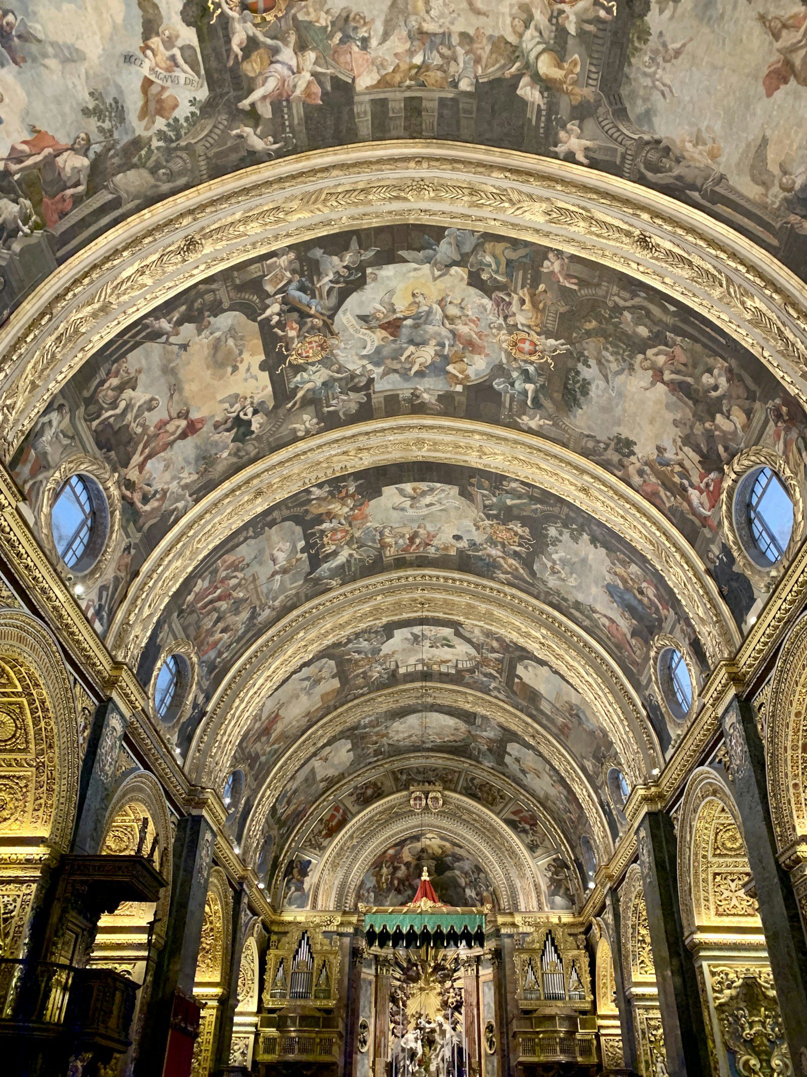 La Valletta, Malta: guida city break tra Concattedrale, Barrakka e Grand Harbour 1 La navata della Concattedrale di San Giovanni alla Valletta con la volta a botte affrescata da Mattia Preti e le pareti dorate barocche