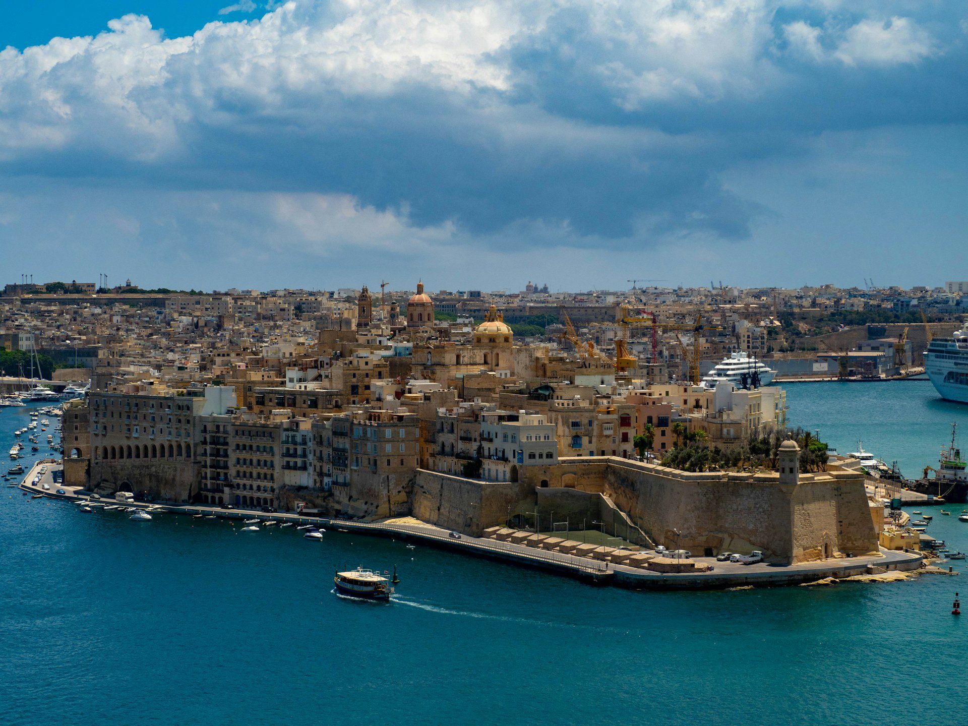 La Valletta, Malta: guida city break tra Concattedrale, Barrakka e Grand Harbour 2 Senglea, una delle Tre Città di Malta, affacciata sul Grand Harbour con le mura dei bastioni e la garitta della Gardjola vista dalla Valletta