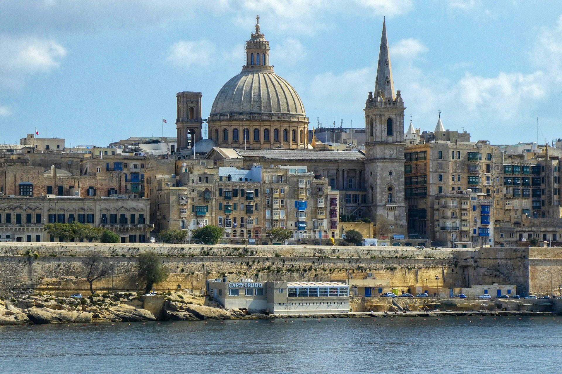 Lo skyline della Valletta visto da Marsamxett con la cupola della Basilica dei Carmelitani, la guglia della Pro-Cattedrale anglicana di San Paolo e i bastioni sul mare