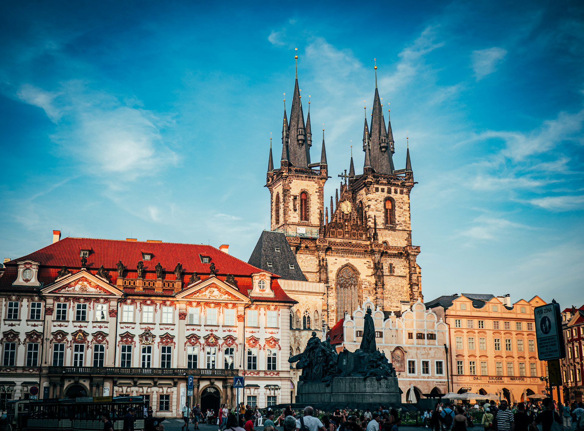 Praga, Cechia: guida city break tra Ponte Carlo, Castello e Città Vecchia 3 Chiesa di Nostra Signora di Týn e Palazzo Kinský sulla Piazza della Città Vecchia di Praga
