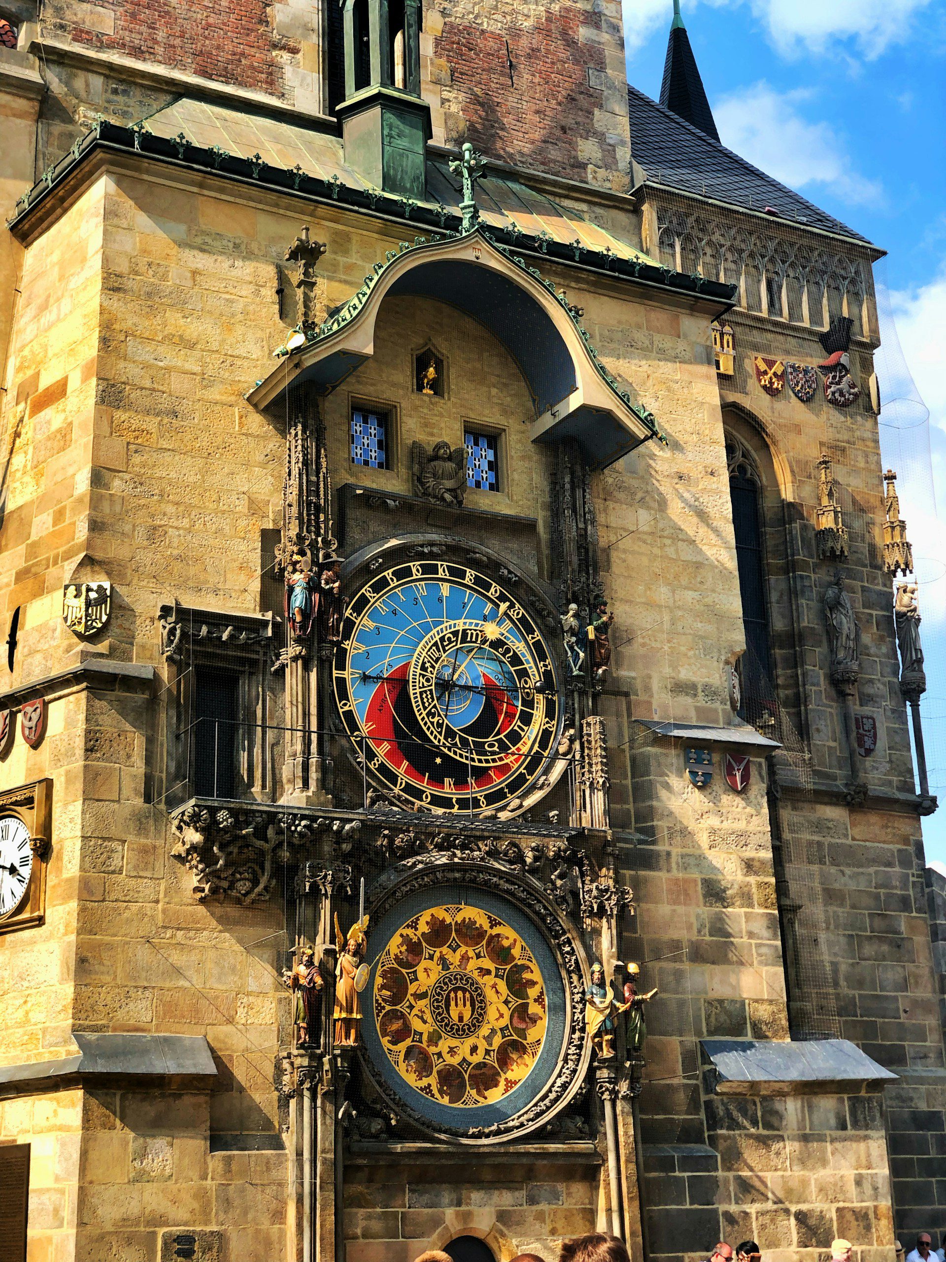 Praga, Cechia: guida city break tra Ponte Carlo, Castello e Città Vecchia 2 Orologio Astronomico Orloj sulla Torre del Municipio nella Piazza della Città Vecchia di Praga