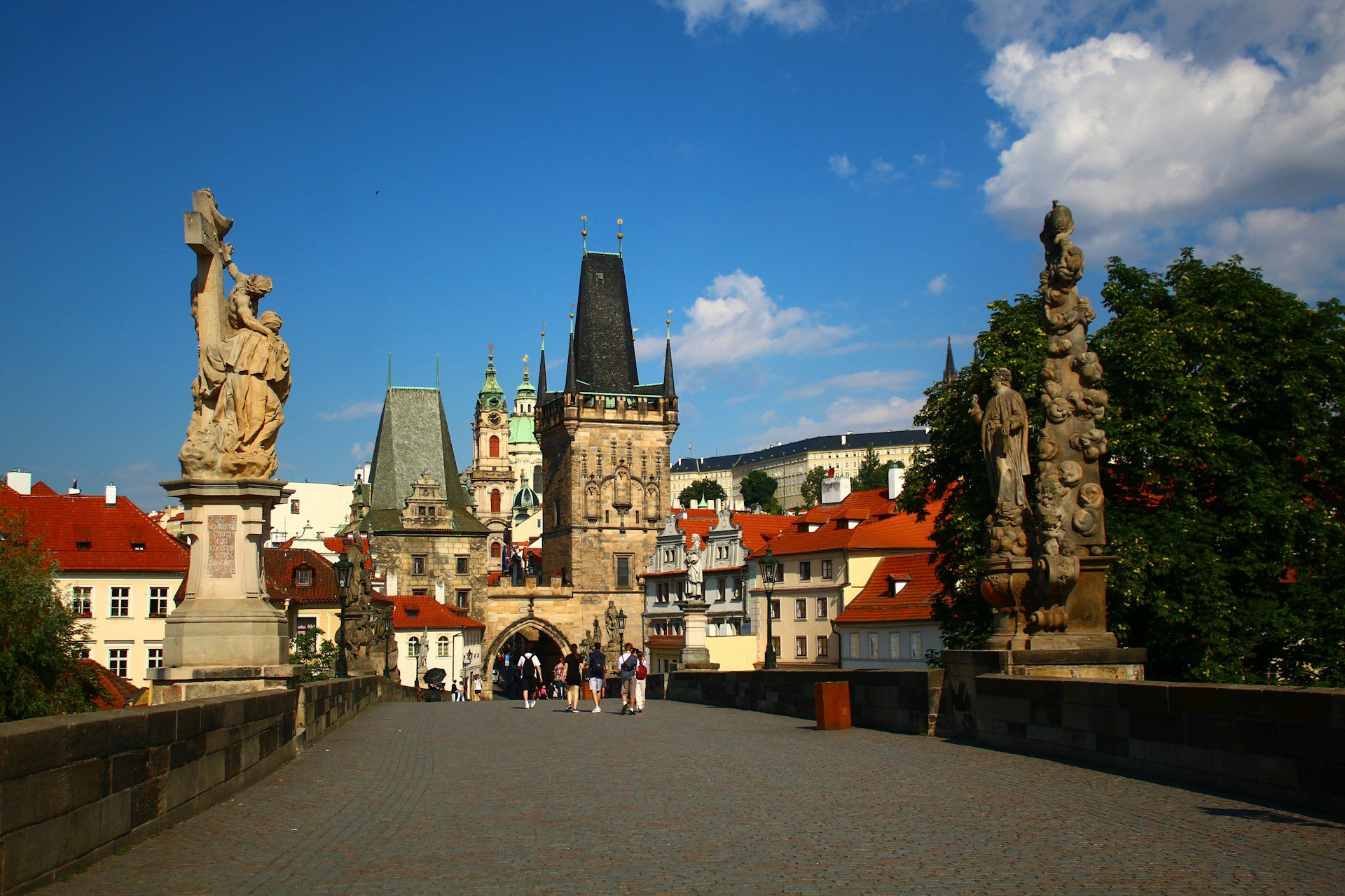 Praga, Cechia: guida city break tra Ponte Carlo, Castello e Città Vecchia 1 Ponte Carlo a Praga con statue barocche e torre gotica verso Malá Strana