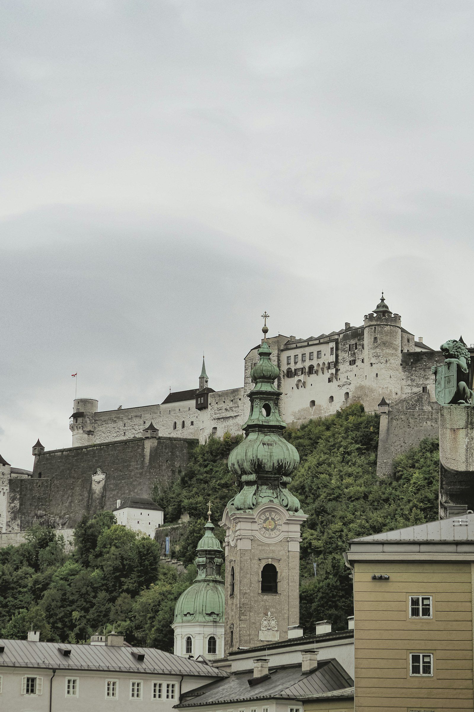 Salisburgo, Austria: guida city break tra Mozart, Fortezza e Città Vecchia 1 Il campanile barocco a cipolla dell'Abbazia di San Pietro nella città vecchia di Salisburgo con la Fortezza di Hohensalzburg sulla rupe alle spalle