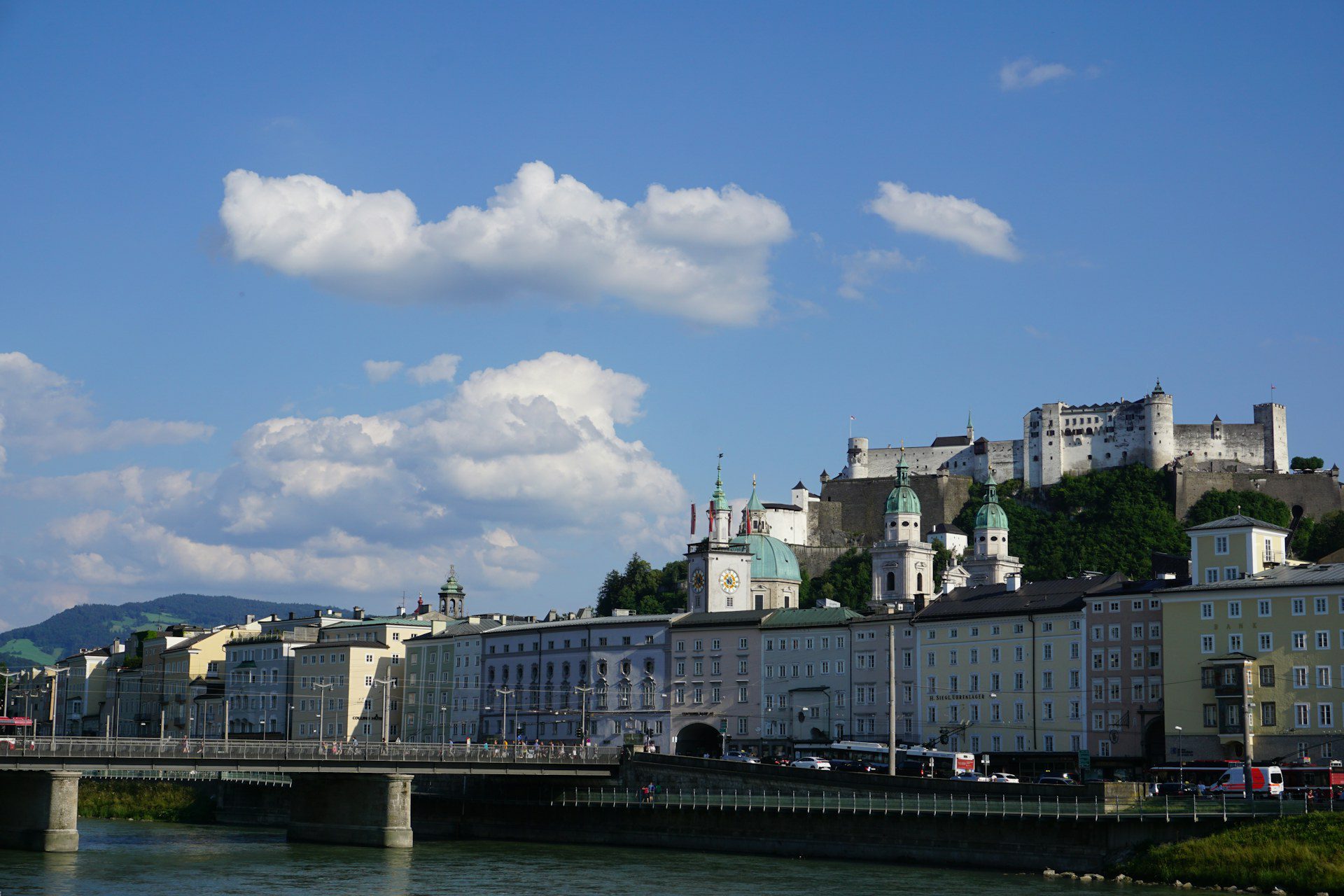 Salisburgo vista dalla Salzach con i palazzi del centro storico, le cupole verdi del Duomo e la Fortezza di Hohensalzburg sulla collina