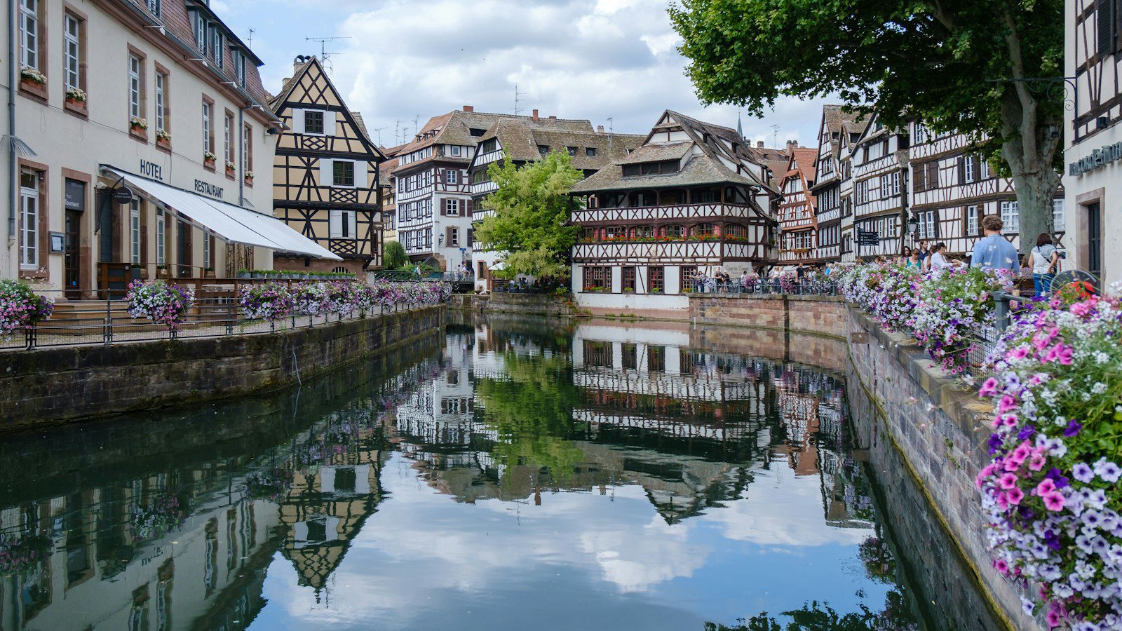 Strasburgo, Francia: guida city break tra Cattedrale, Petite France e mercatini di Natale 2 Le case a graticcio della Petite France di Strasburgo con la Maison des Tanneurs riflesse nel canale dell’Ill e le fioriere colorate lungo il parapetto