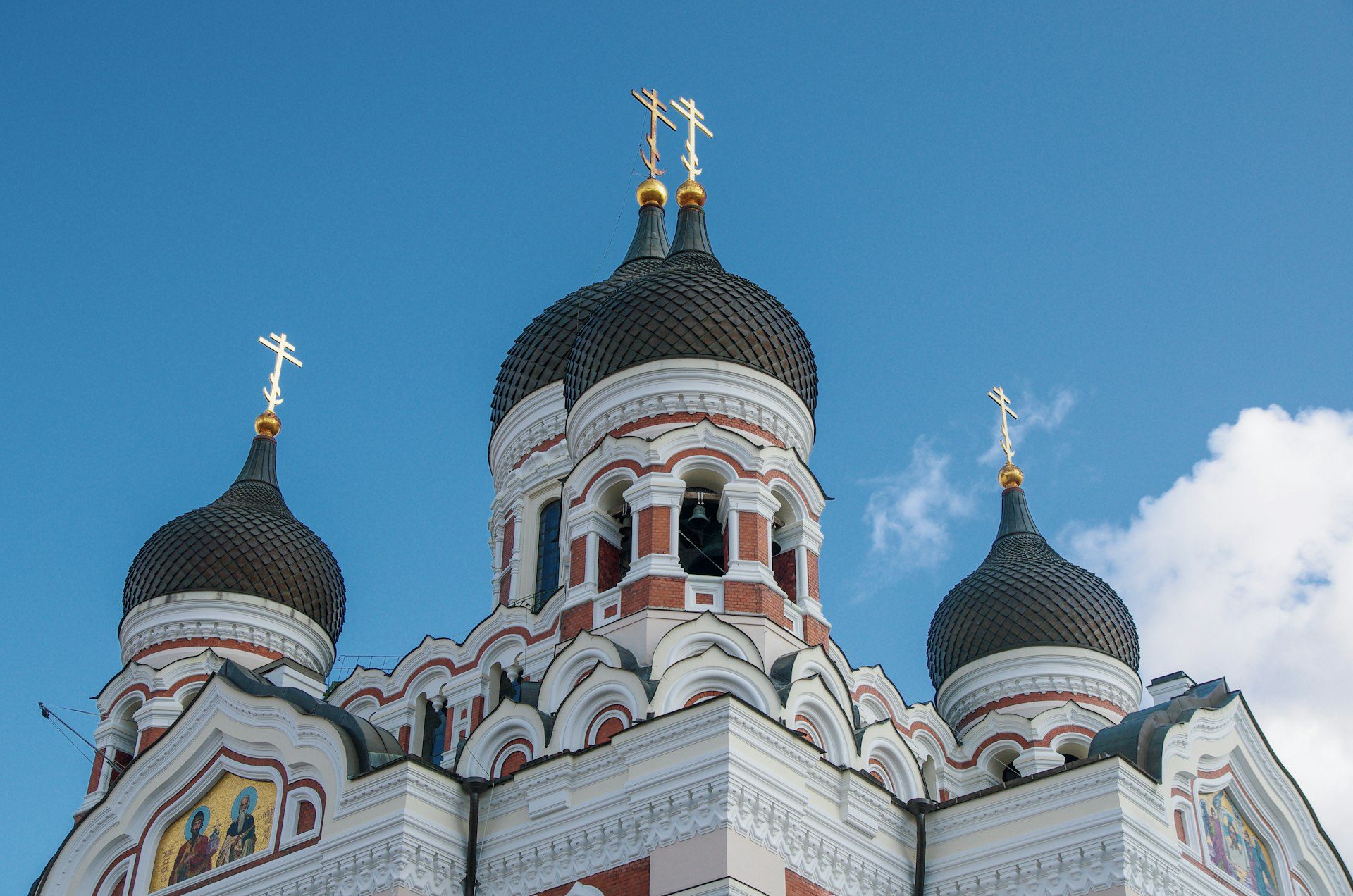 Tallinn, Estonia: guida city break tra Città Vecchia, Toompea e Kalamaja 2 Cupole a cipolla della Cattedrale ortodossa di Alexander Nevsky sulla collina di Toompea a Tallinn