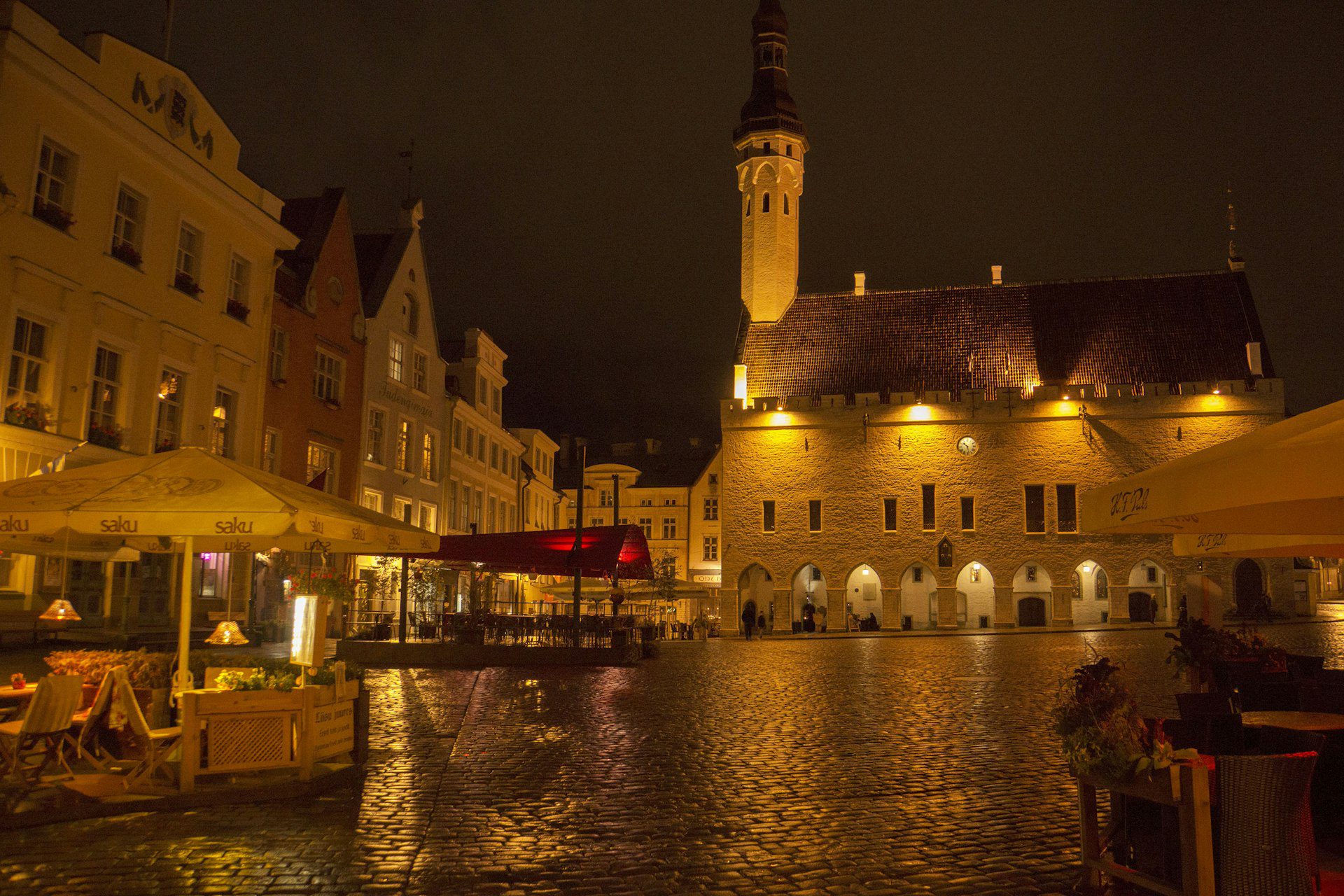 Tallinn, Estonia: guida city break tra Città Vecchia, Toompea e Kalamaja 1 Municipio gotico di Tallinn illuminato di sera nella Piazza del Municipio Raekoja plats, Estonia