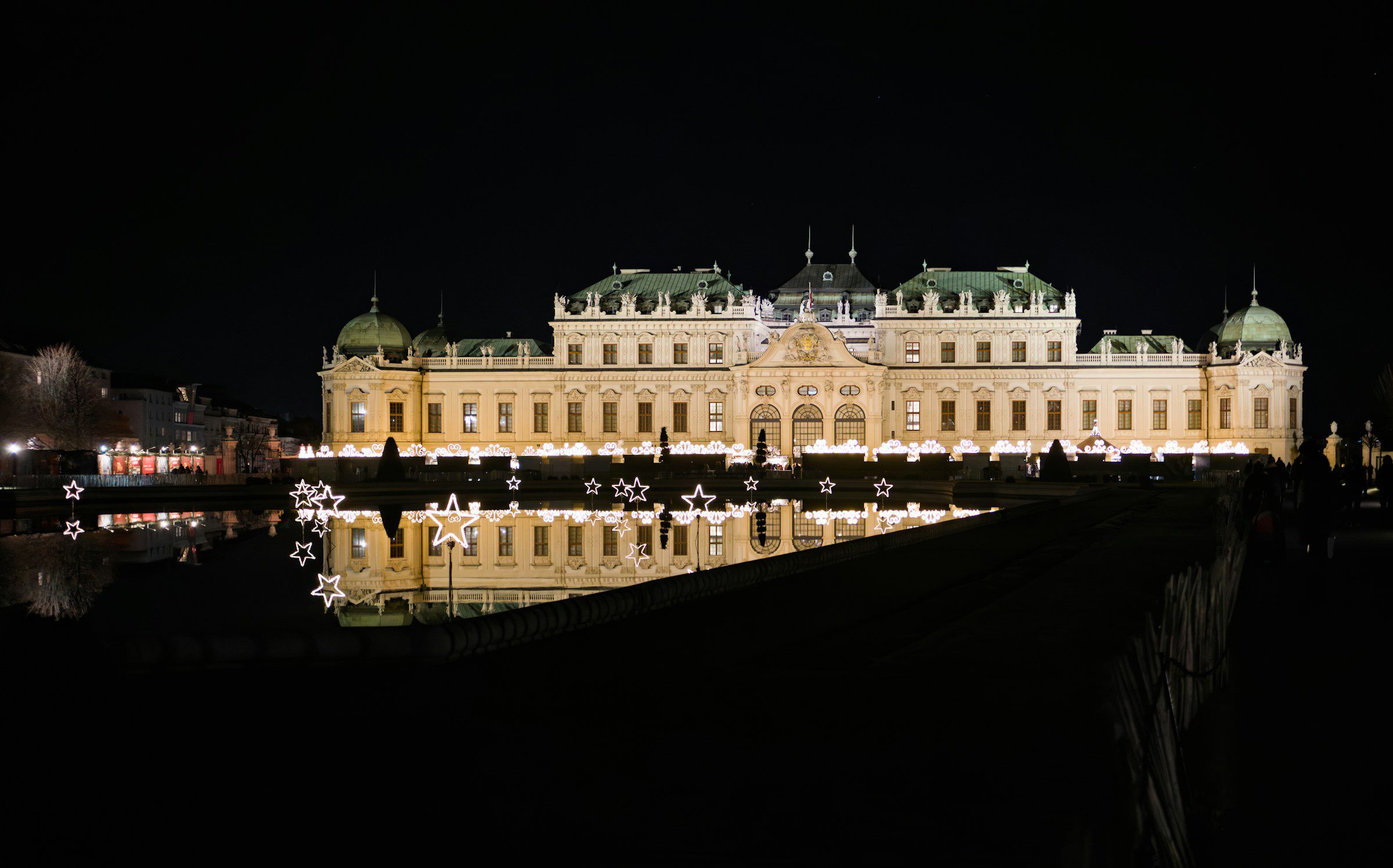 Vienna, Austria: guida city break tra Hofburg, Schönbrunn e caffè storici 4 Oberes Belvedere a Vienna illuminato di notte con riflesso nello stagno