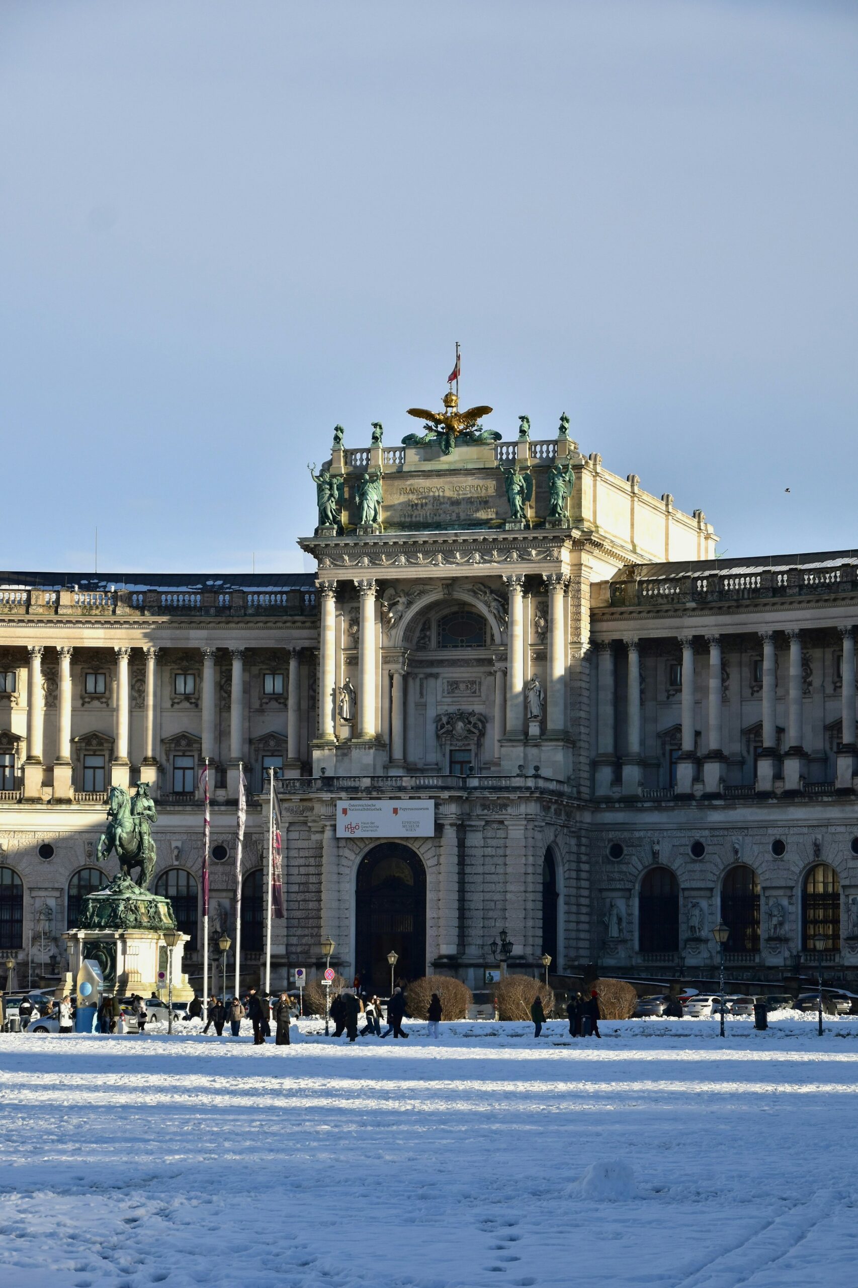 Vienna, Austria: guida city break tra Hofburg, Schönbrunn e caffè storici 2 Hofburg Neue Burg su Heldenplatz a Vienna innevata con statua equestre