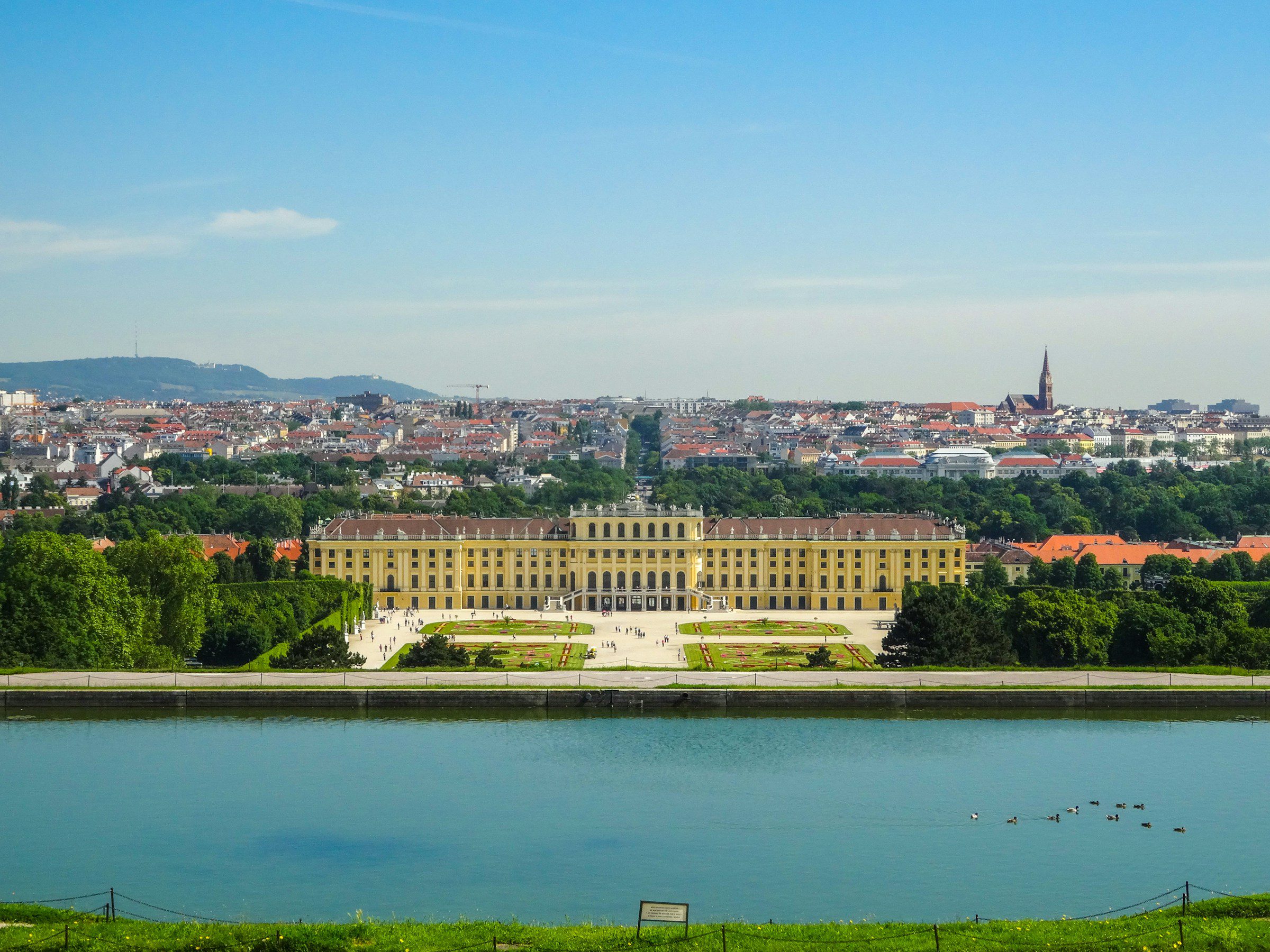 Vienna, Austria: guida city break tra Hofburg, Schönbrunn e caffè storici 3 Schloss Schönbrunn a Vienna visto dalla collina della Gloriette con giardini e skyline