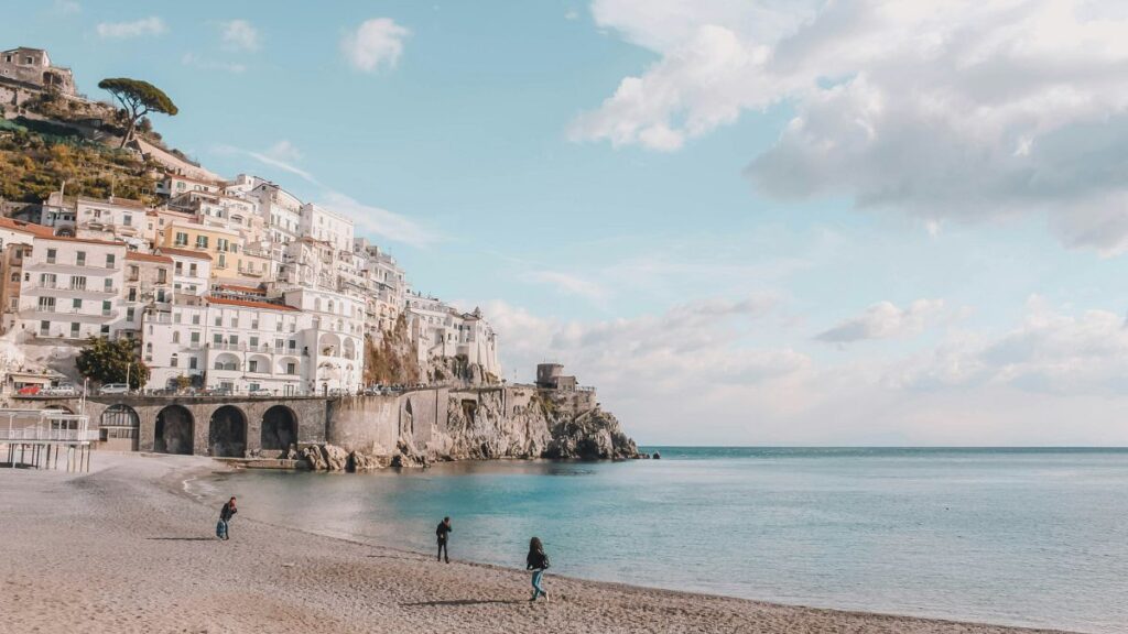 Salva la costa di Amalfi per la primavera per sfuggire alla folla e camminare sotto il fiore al limone