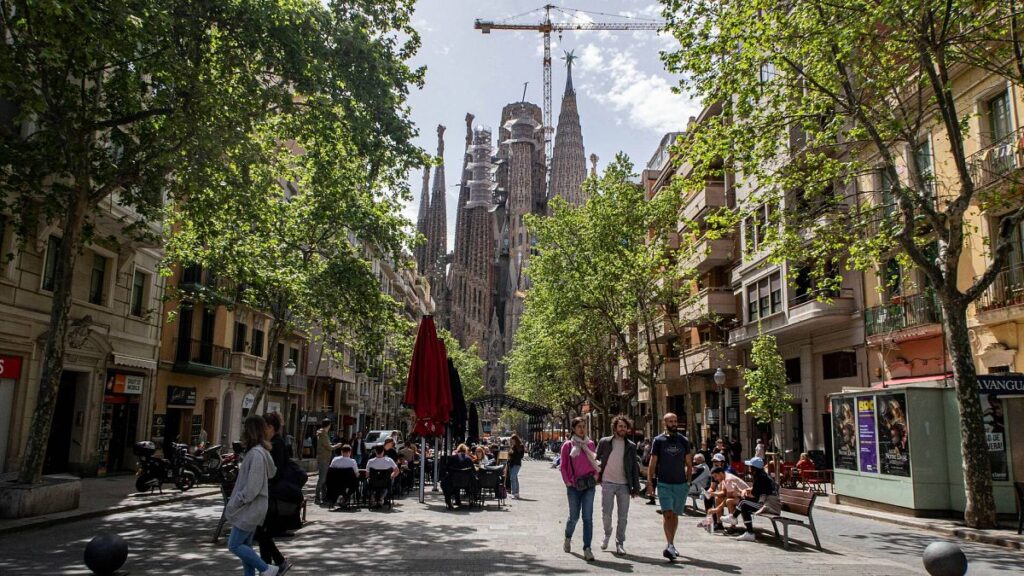 Sì, puoi ancora visitare il Barcellona. Qui spiega come farlo più responsabile