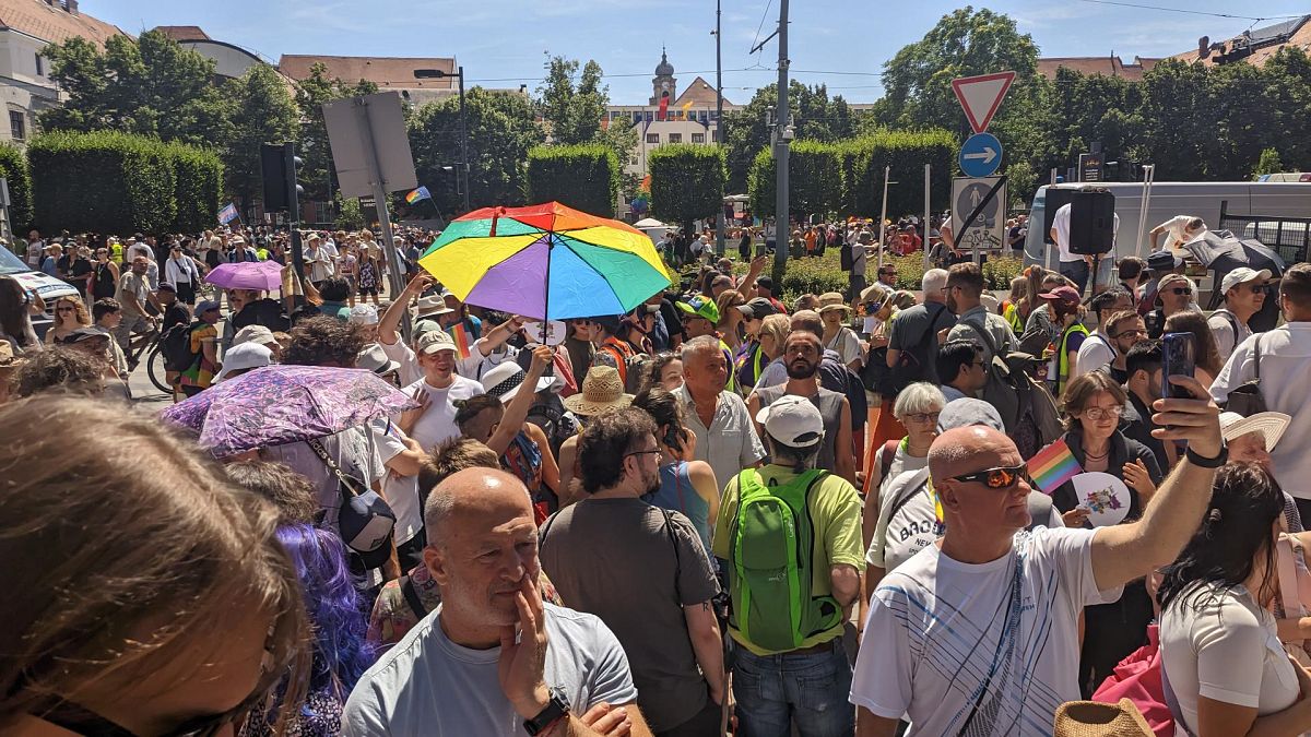 Decine di migliaia si radunano per celebrare il 30 ° anniversario dell'orgoglio di Budapest nonostante il divieto di Orban