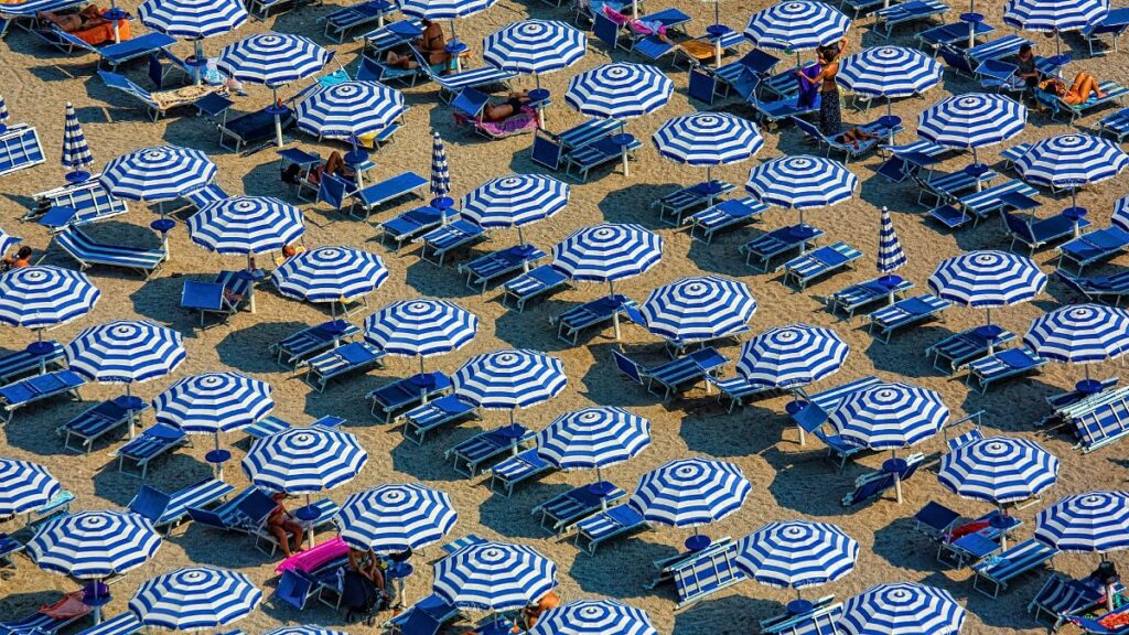 Nel mezzo delle onde di calore abrasite, gli italiani stanno abbandonando le loro amate vacanze sulla spiaggia per le montagne