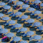 Nel mezzo delle onde di calore abrasite, gli italiani stanno abbandonando le loro amate vacanze sulla spiaggia per le montagne