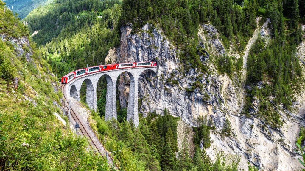 Dai cavi rotanti ai treni a vapore: sperimenta tutta la Svizzera con questi viaggi classici