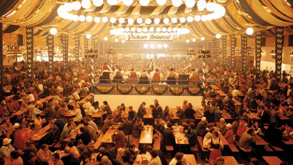 Dal fumo dentro per portare la tua birra: regole dell'Oktoberfest che potrebbero vedere le multe dei viaggiatori