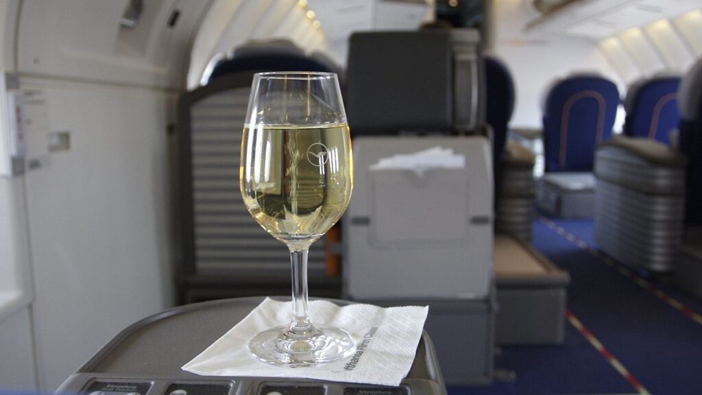 Air Canada offre alcolici gratuiti nell'economia. Sarà comfort o caos a 10.000 metri?