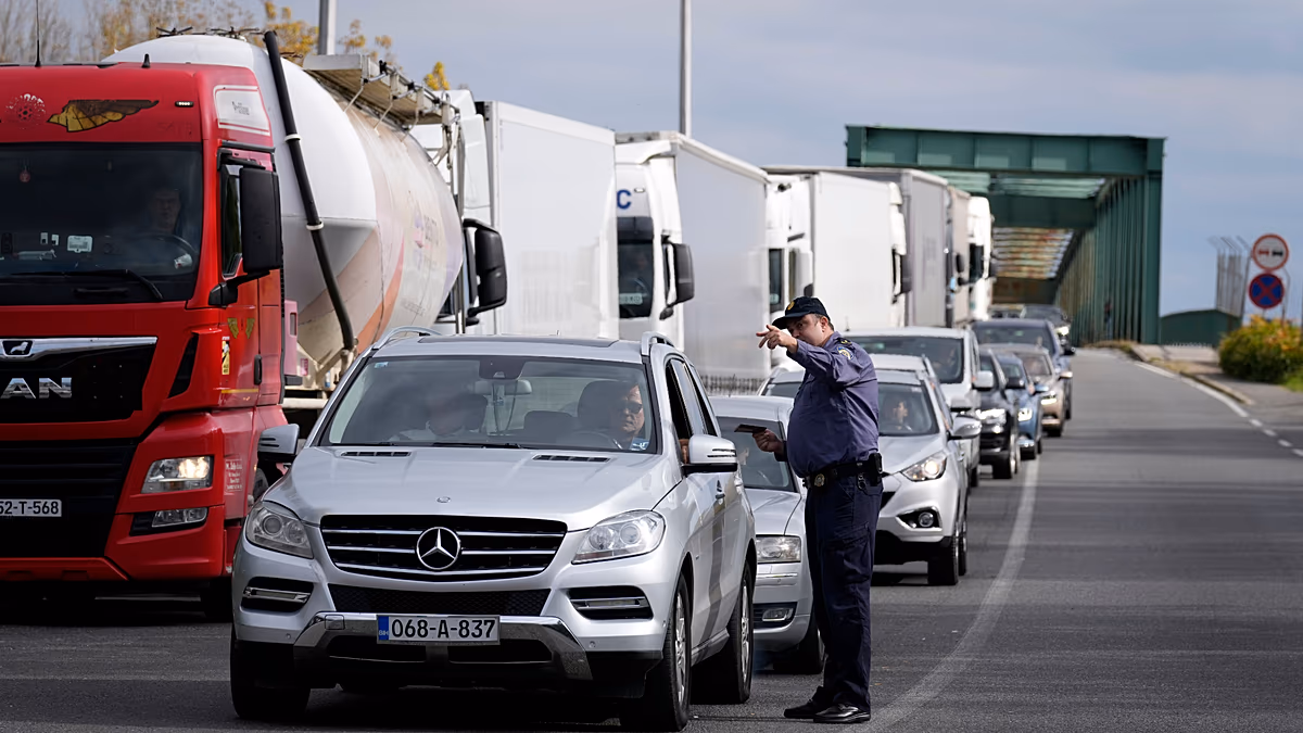 I controlli di frontiera del nuovo sistema di ingresso/uscita dell'UE per i turisti sono stati sospesi a Dover
