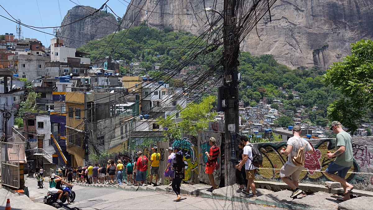 “Territorio stigmatizzato”: perché i turisti hanno abbandonato le attrazioni “eleganti” di Rio per queste favelas