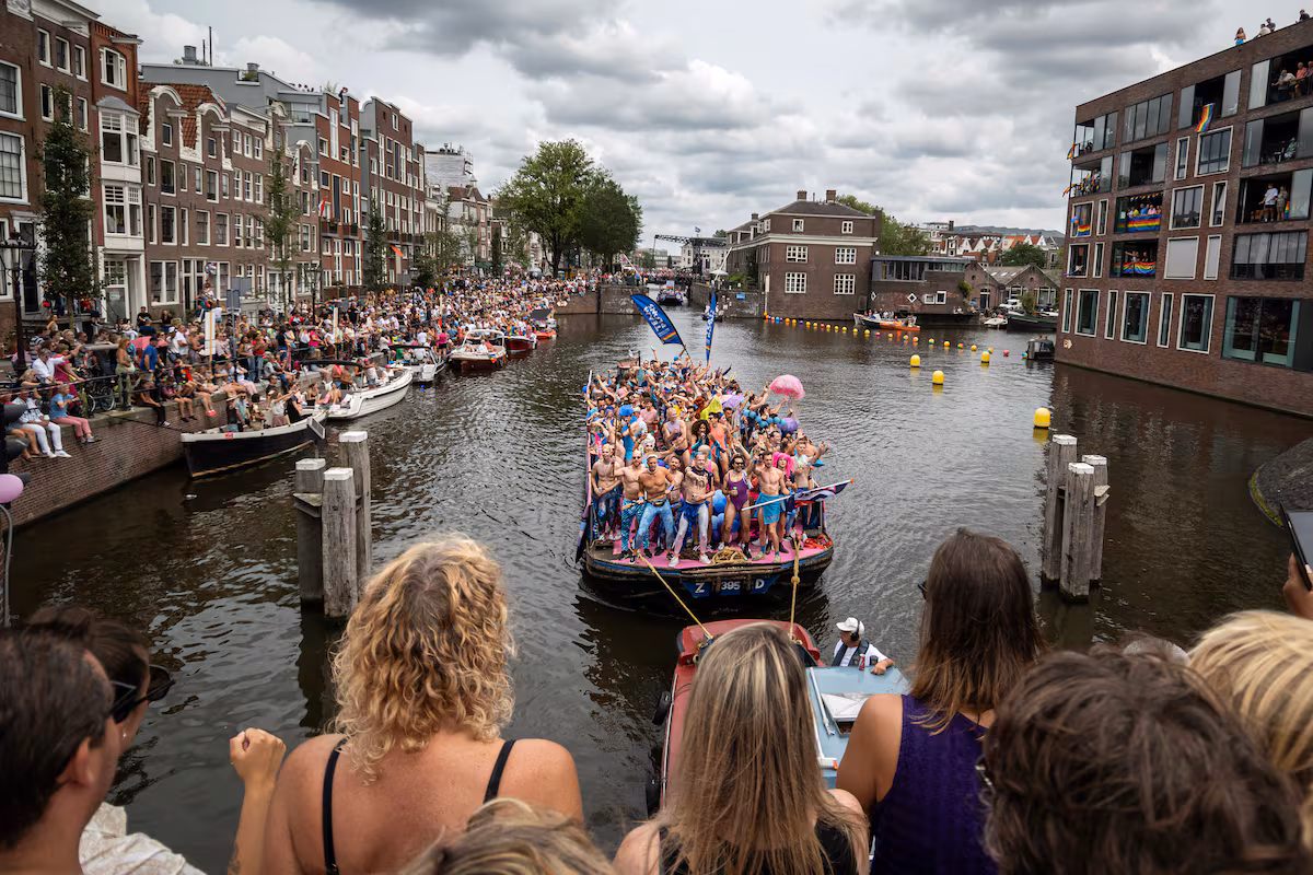 Viaggio a Amsterdam 2026: guida completa al World Pride, sfilata e party queer